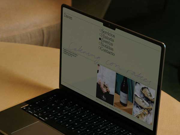 Ordenador portátil mostrando página web